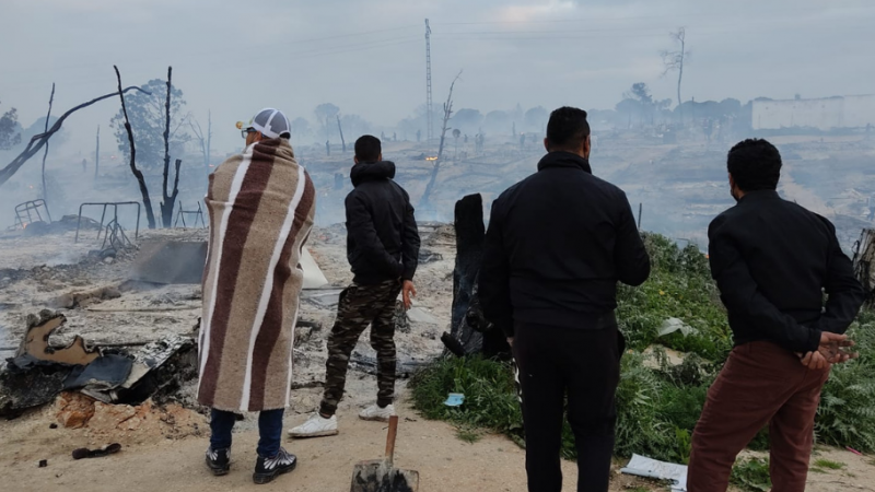 Las llamas dejan sin hogar a cientos de trabajadores migrantes de Huelva
