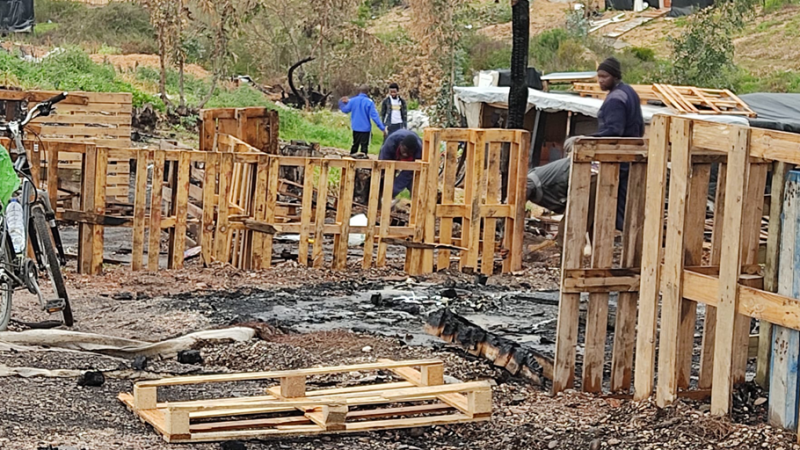 Temporeros migrantes de Huelva siguen a la intemperie, después del incendio