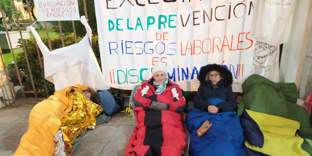 Continúa la acampada de auxiliares de ayuda a domicilio frente al Ministerio de Trabajo