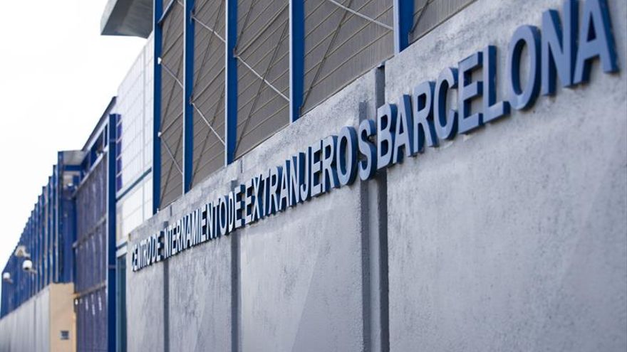 Militantes cristianos junto con más de 70 entidades organizan una vigilia de oración para pedir el cierre del CIE de Barcelona