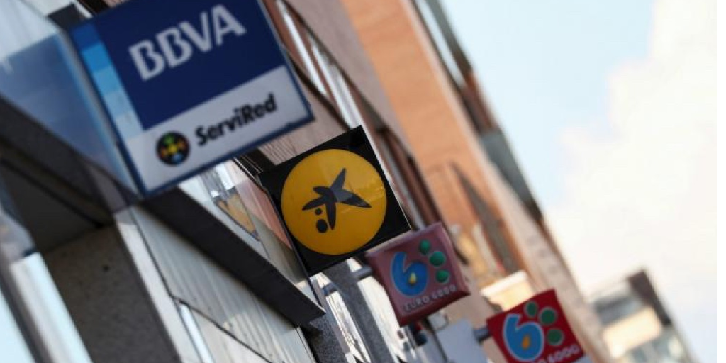 Consumidores y sindicatos critican a los bancos por su alejamiento de la sociedad