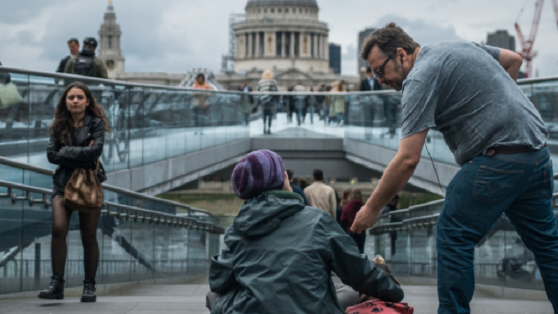 Por las personas que viven al margen