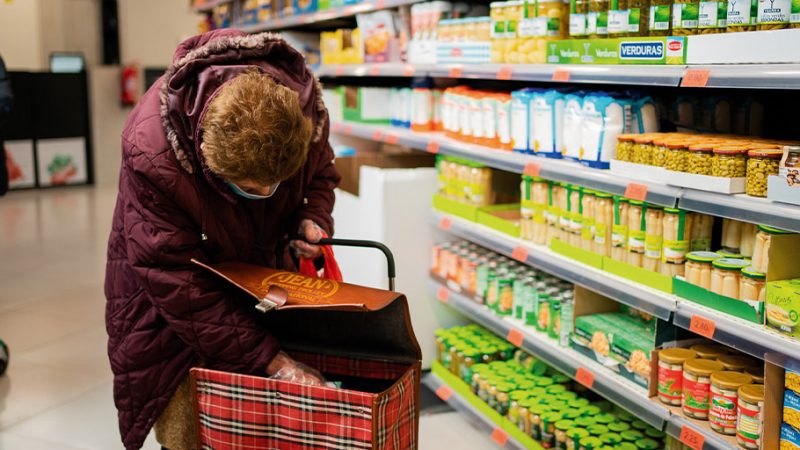Piden subida de salarios, contención de precios y más renovables para combatir la inflación del 4,3% que registró agosto
