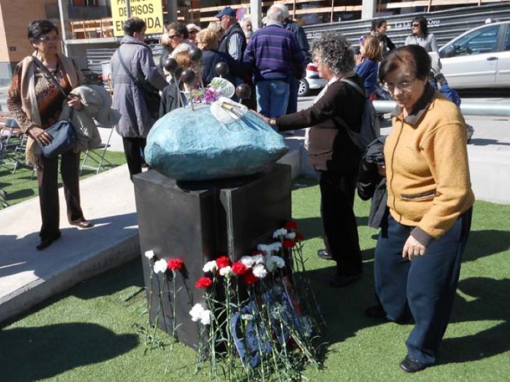 Badalona recuerda a las seis víctimas obreras del incendio de Haissa