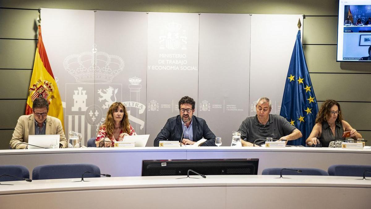 El Gobierno acusa a la patronal de burlarse del diálogo social y descolgarse de reducción del tiempo de trabajo