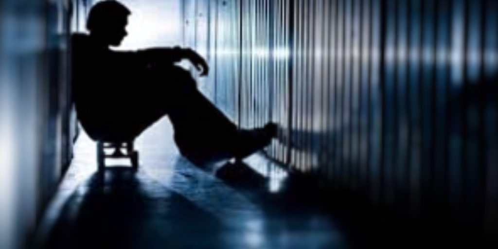 Piden mayor vigilancia de la salud mental en el trabajo para prevenir suicidios
