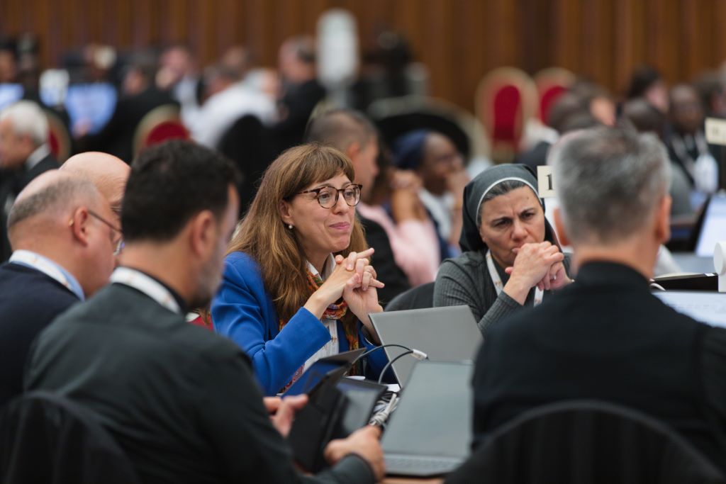 La segunda semana de la asamblea sinodal abordará la Parte I del “Instrumentum laboris” sobre las relaciones