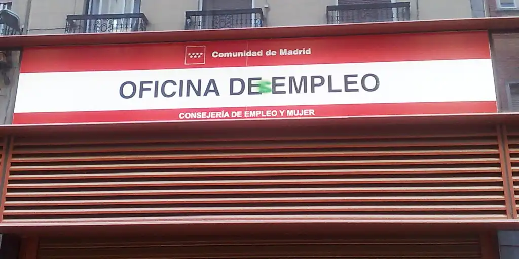 El paro baja ligeramente, mientras el empleo sigue creciendo aunque a menor ritmo, según la EPA