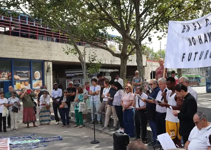 Vigilia de oración en solidaridad con las personas internadas en el CIE de Aluche en Madrid