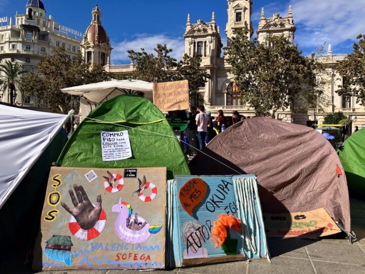 La masiva manifestación de Valencia por la vivienda desemboca en un acampada frente al ayuntamiento