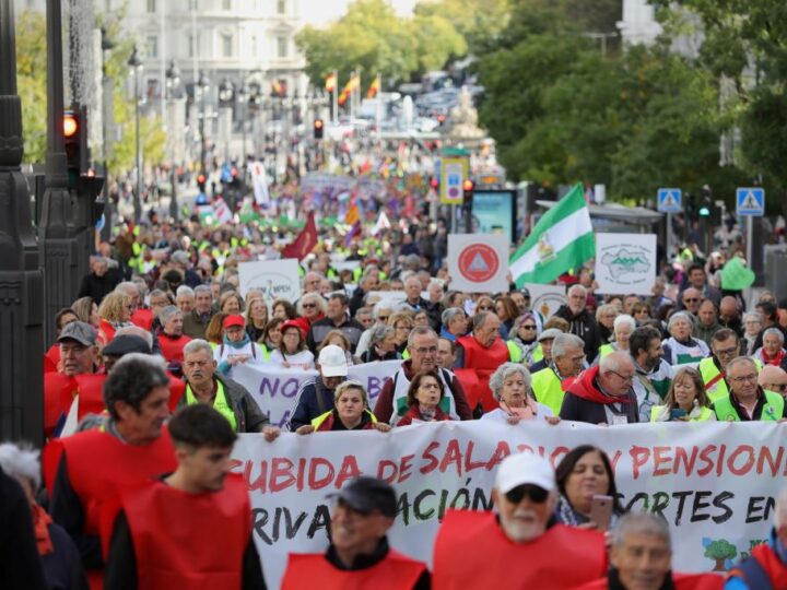 Miles de personas salen a la calle en Madrid en una nueva jornada de lucha por unas pensiones dignas
