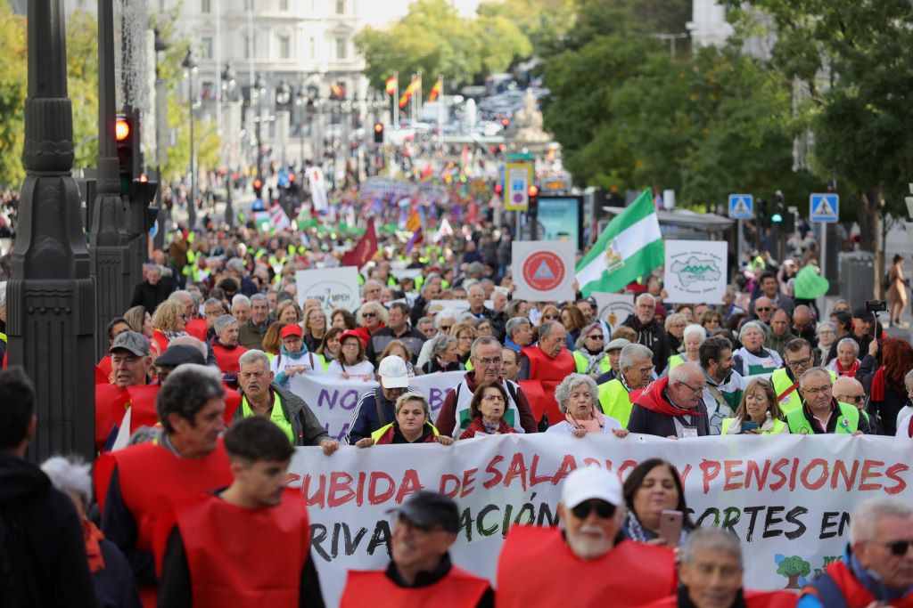 Miles de personas salen a la calle en Madrid en una nueva jornada de lucha por unas pensiones dignas