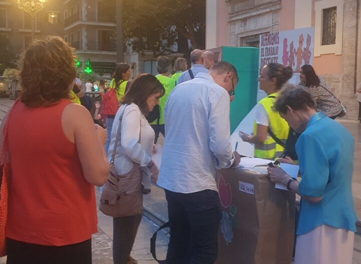 El arzobispo de Valencia se suma a las voces que piden reducir la jornada laboral y una regularización extraordinaria de migrantes