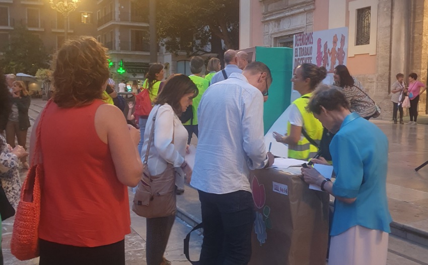 El arzobispo de Valencia se suma a las voces que piden reducir la jornada laboral y una regularización extraordinaria de migrantes