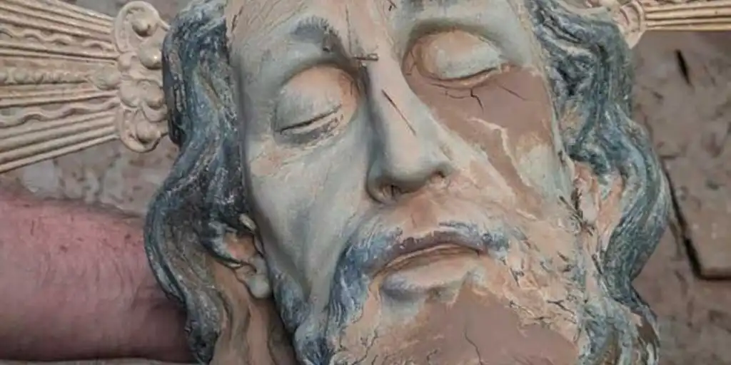 Un Cristo embarrado, no tenemos otra respuesta