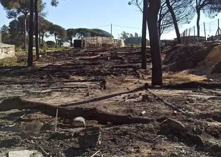 Entidades sociales y eclesiales de Huelva denuncian la dejadez institucional tras un nuevo incendio en un asentamiento de trabajadores migrantes
