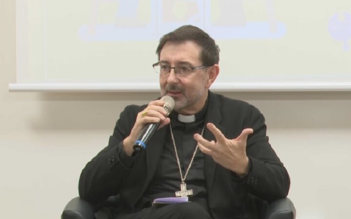 El cardenal Cobo plantea una Iglesia que mire “desde la plaza” y reconstruya los vínculos rotos de un mundo herido