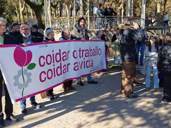 Trabajadores cristianos de Galicia participan en la multitudinaria manifestación contra la macrocelulosa de Altri