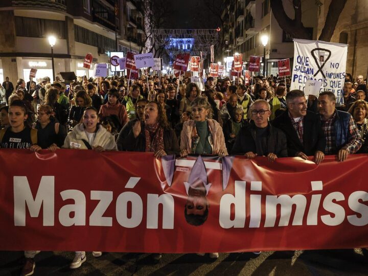 Tercera manifestación masiva en Valencia exige la dimisión de Mazón por su gestión tras la dana