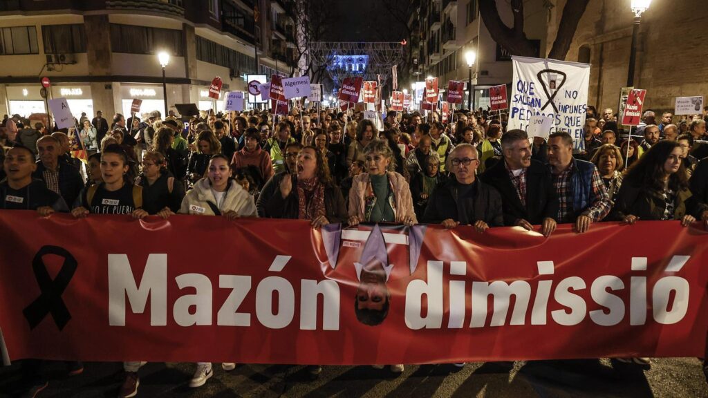 Tercera manifestación masiva en Valencia exige la dimisión de Mazón por su gestión tras la dana