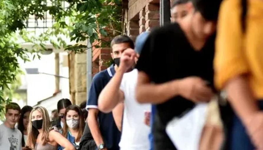 Por qué algunos jóvenes miran la democracia con desconfianza