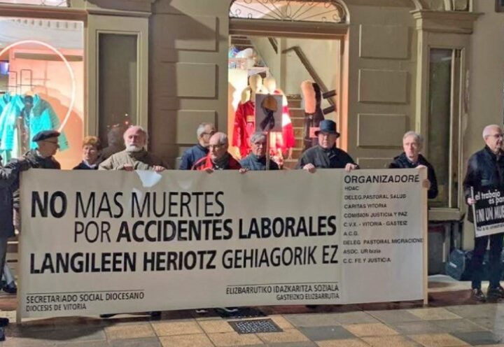 Gesto de solidaridad en Vitoria con las víctimas de la siniestralidad laboral