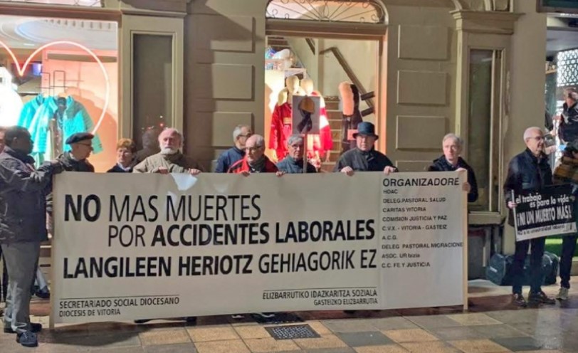 Gesto de solidaridad en Vitoria con las víctimas de la siniestralidad laboral