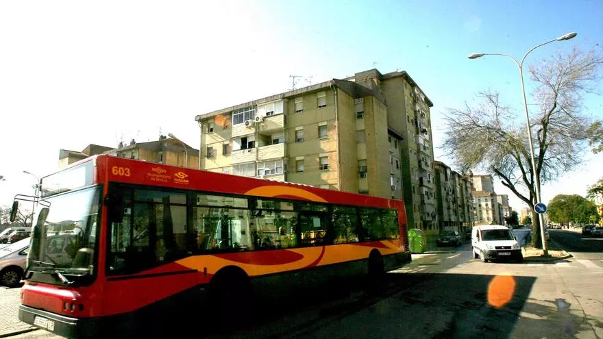La movilización por el servicio de autobuses en el Polígono Sur de Sevilla se mantiene pese a los “bulos intencionados”