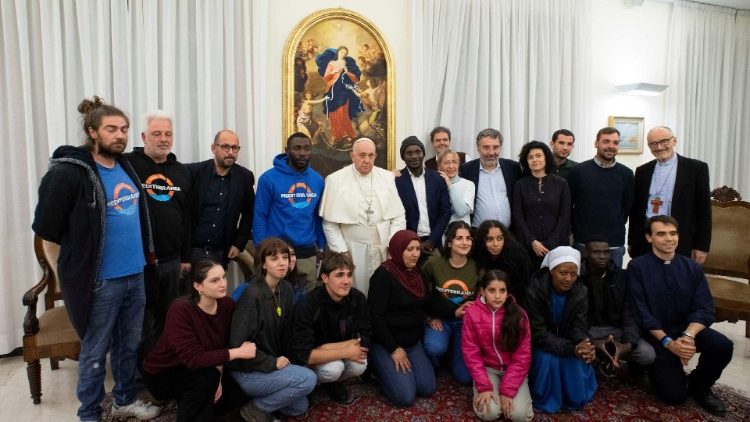 Mattia Ferrari, sacerdote italiano cercano al Papa: “La solidaridad es sistemáticamente objeto de espionaje”