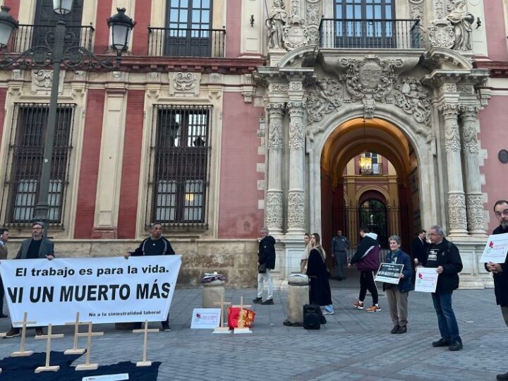 Trabajadores cristianos de Sevilla denuncian la siniestralidad laboral con cruces frente a la catedral
