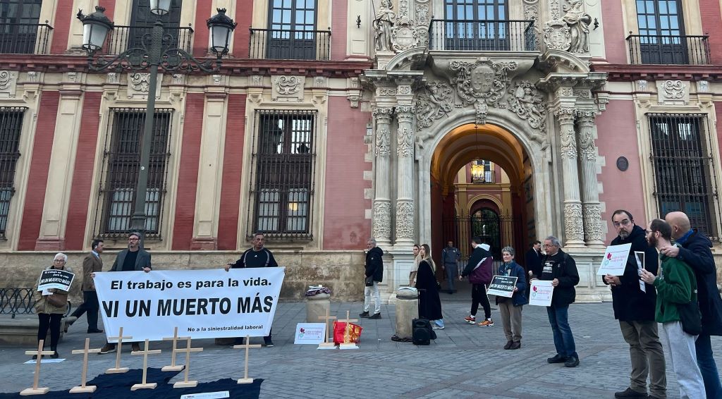 Trabajadores cristianos de Sevilla denuncian la siniestralidad laboral con cruces frente a la catedral