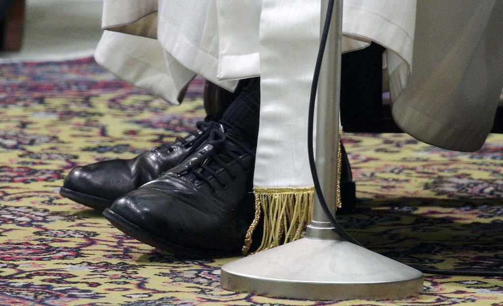 Un Papa con los zapatos sucios