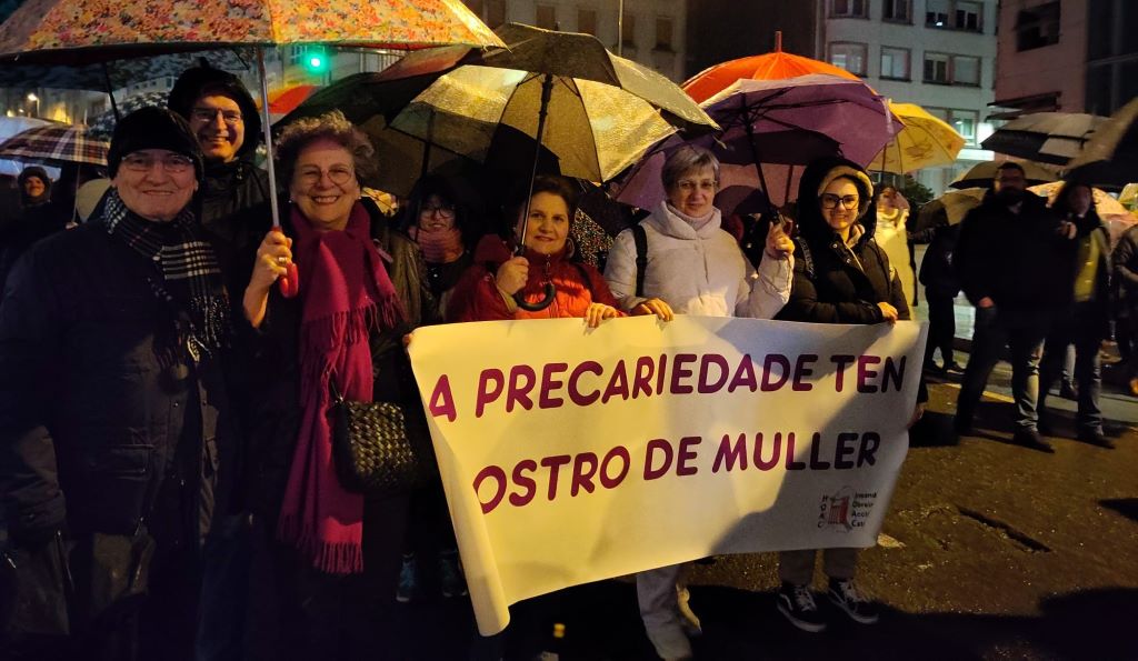 Miles de mujeres salen a las calles gritando bajo la lluvia por la igualdad