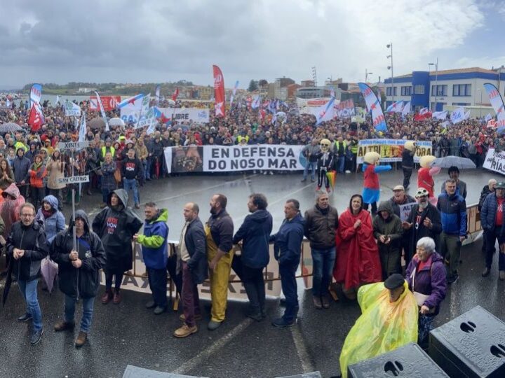 Miles de personas protestan en la ría de Arousa contra la macrocelulosa de Altri