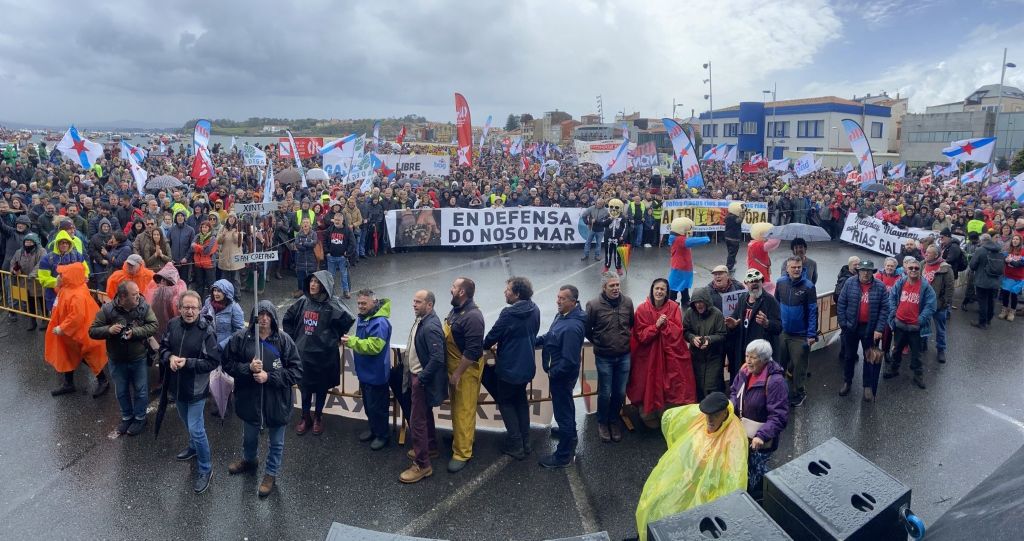 Miles de personas protestan en la ría de Arousa contra la macrocelulosa de Altri