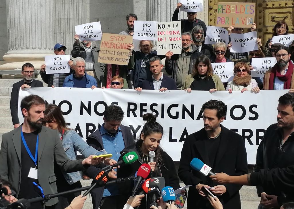 “No nos resignamos al rearme” llega a las puertas del Congreso