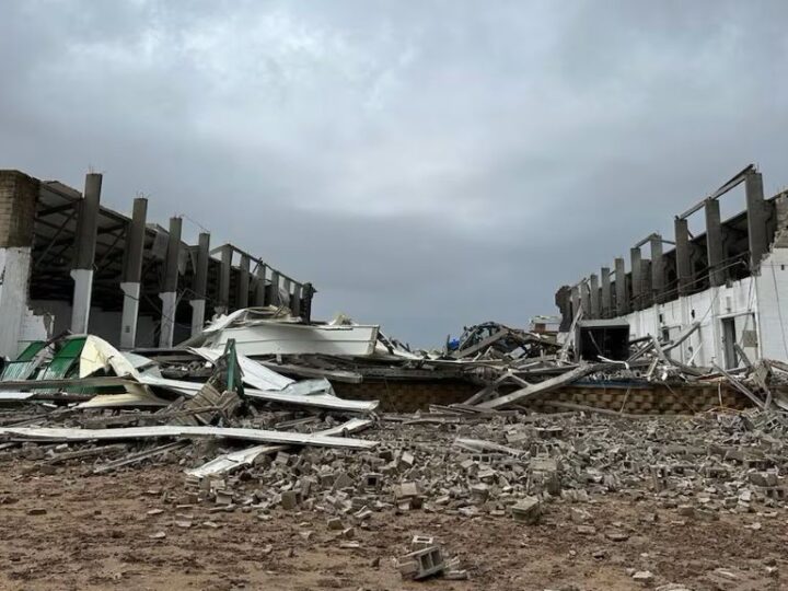 Tres trabajadores pierden la vida al derrumbar un tornado una nave agrícola en Coria del Río (Sevilla)
