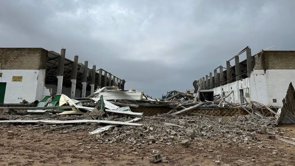 Tres trabajadores pierden la vida al derrumbar un tornado una nave agrícola en Coria del Río (Sevilla)