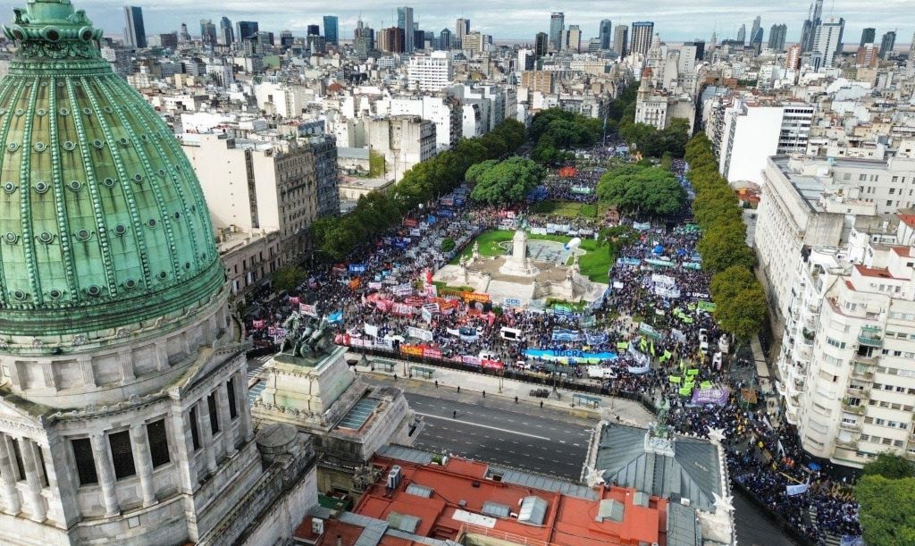 Tercer paro general de 24h contra las políticas de Milei: “por los derechos y el futuro” en Argentina