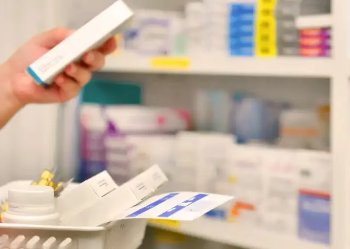 Duras críticas al borrador de Sanidad por ocultar los precios negociados con las farmacéuticas