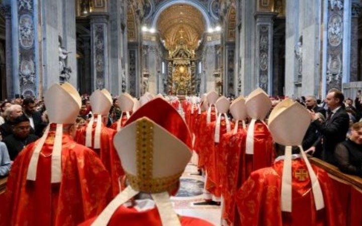 El cardenal Re, antes del cónclave: “Que sea elegido el Papa que necesita este momento de la historia”