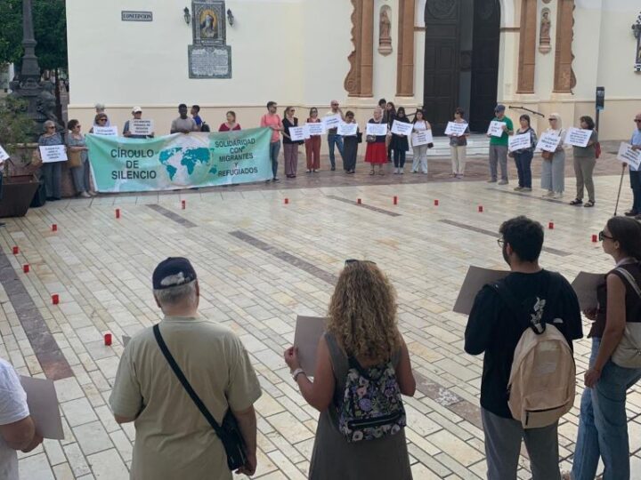 Un círculo del silencio visibiliza las condiciones infrahumanas de los trabajadores temporeros de Huelva