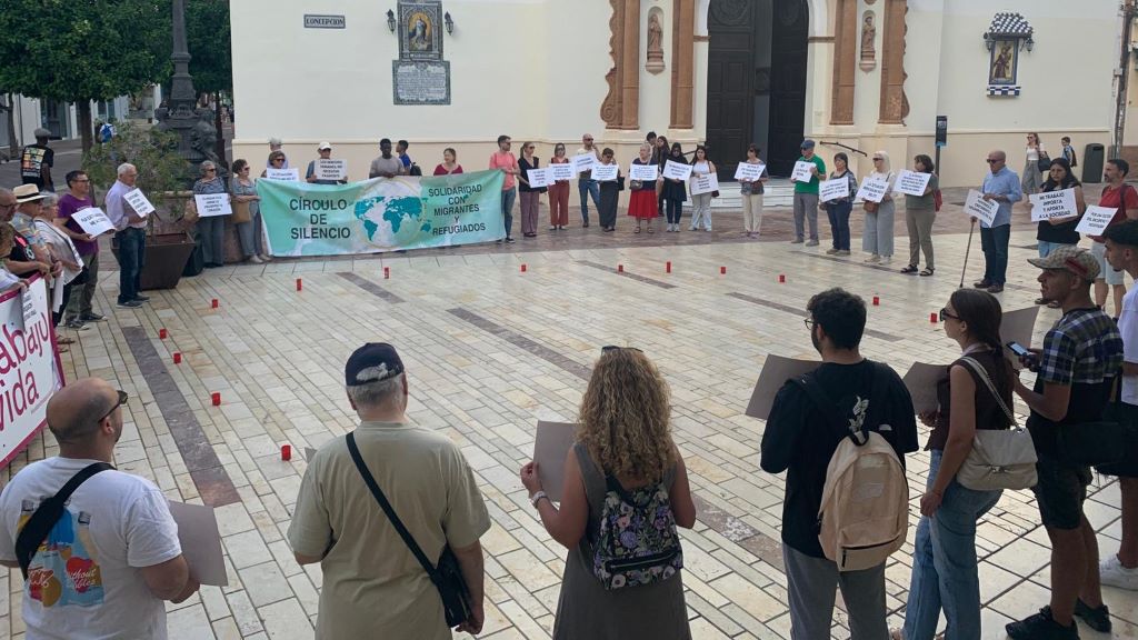 Un círculo del silencio visibiliza las condiciones infrahumanas de los trabajadores temporeros de Huelva