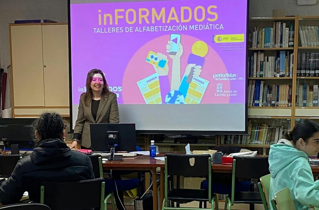 Así pueden los periodistas luchar contra la desinformación desde las escuelas