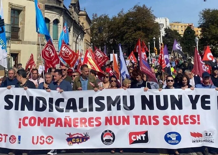 Manifestación en Gijón en apoyo a “las seis de La Suiza”