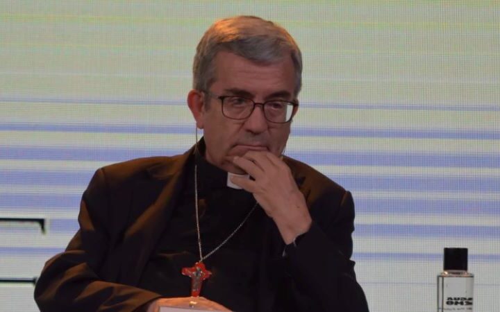 Un obispo; no los obispos