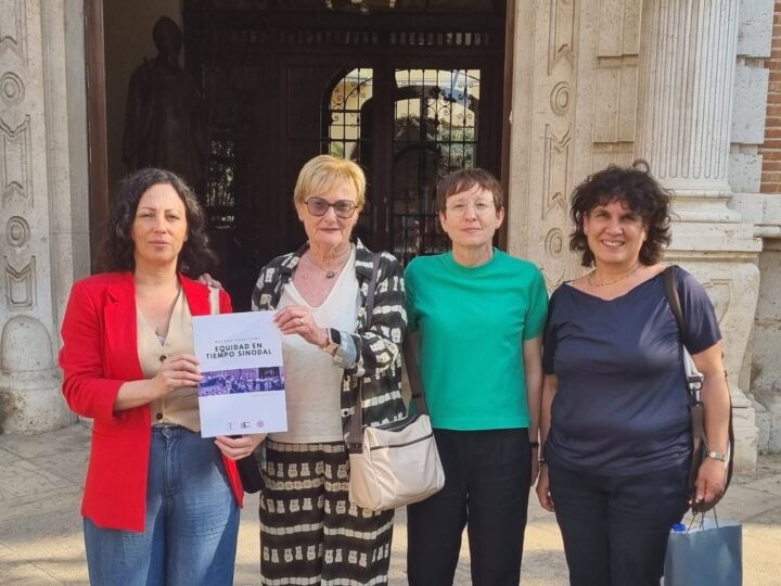 Mujeres cristianas presentan al arzobispo de Valencia el documento de “Buenas prácticas de equidad en tiempo sinodal”