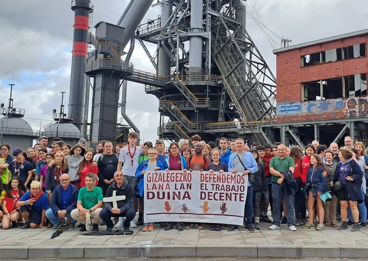 La caminata por la diócesis de Bilbao recuerda al movimiento obrero y reclama trabajo decente