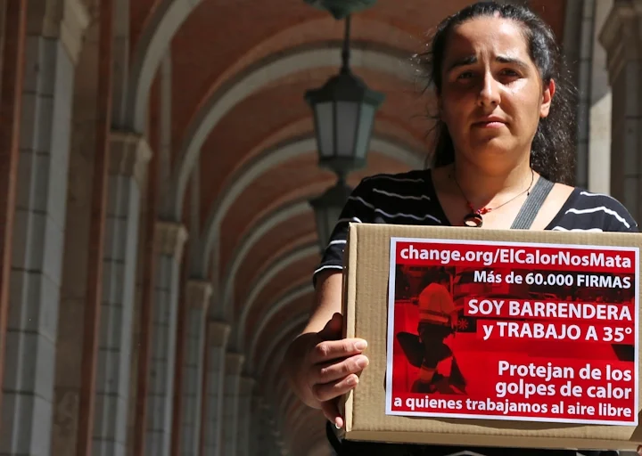 La barrendera de Terrassa entrega 60.000 firmas a Trabajo para limitar la exposición laboral por altas temperaturas