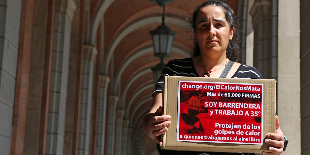 La barrendera de Terrassa entrega 60.000 firmas a Trabajo para limitar la exposición laboral por altas temperaturas